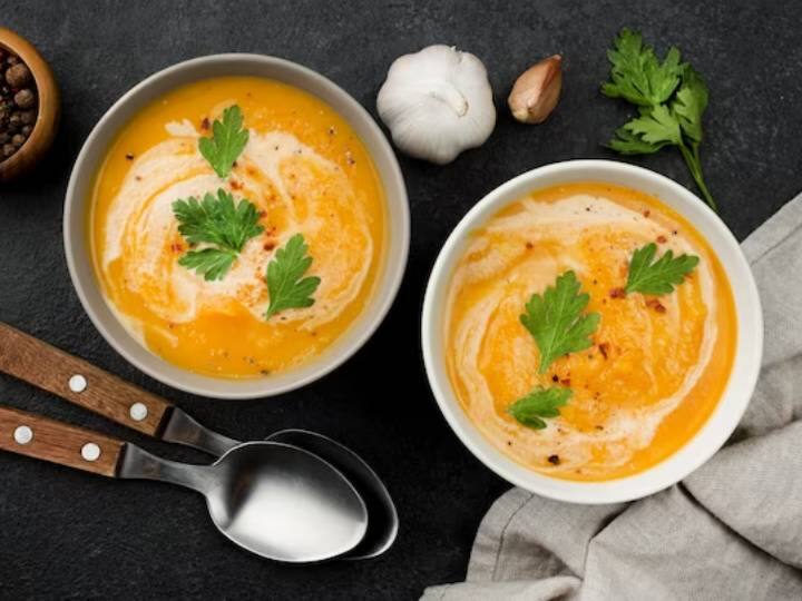 इस स्वादिष्ट सूप को तैयार करने के लिए आपको चाहिए लहसुन, प्याज, आलू, ताजी क्रीम, जीरा, अजवायन, मिर्च के टुकड़े और नमक जैसी मुट्ठी भर सामग्री. सूप के स्वाद को बढ़ाने के लिए उसमें कुछ क्राउटन मिला सकते हैं. सूप को ज्यादा से ज्यादा पौष्टिक बनाने के लिए आप उसमें सब्जियां भी मिला सकते हैं. जैसे अदरक, पालक. लहसुन सूप में भुनी हुई सब्जियां और ब्रेड भी मिला सकते हैं. सर्दियों में यह रेसिपी जरूर आजमाएं.