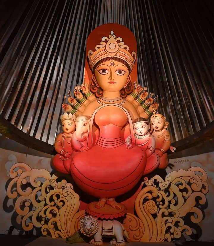 The beautiful idol depicting Maa Durga with her children as she adorns the pandal of ThakurPukur S B Park. (Image source: Facebook/Saubarsha Kundu)