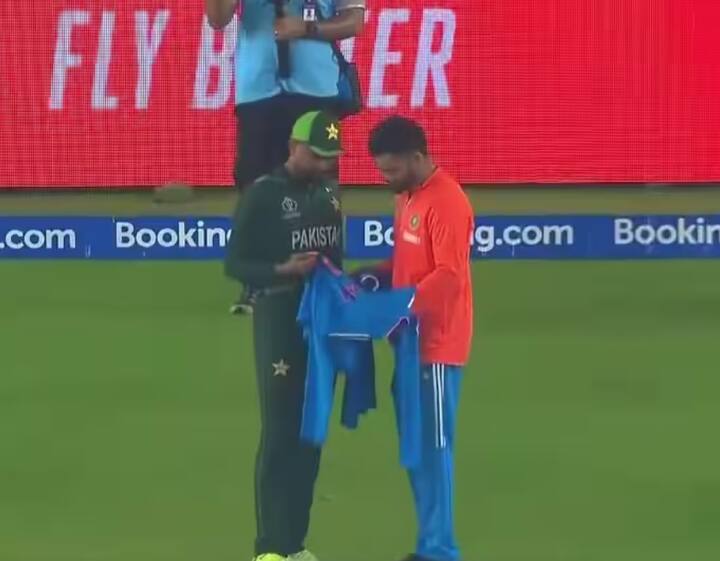 odi world cup 2023 ind vs pak pakistani captain babar azam become fan of virat kohli and took autographed jersey IND vs PAK: ભારત સામે હાર બાદ બાબર આઝમ બન્યો કિંગ કોહલીનો ફેન, જર્સી પર લીધા ઓટોગ્રાફ 