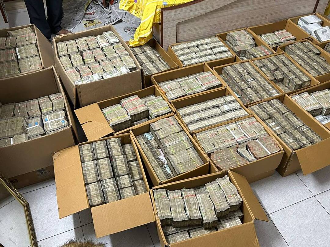Bengaluru IT Raid: நள்ளிரவில் நடைபெற்ற திடீர் சோதனை.. காண்டிராக்டர் வீட்டில் சிக்கிய ரூ.42 கோடி..