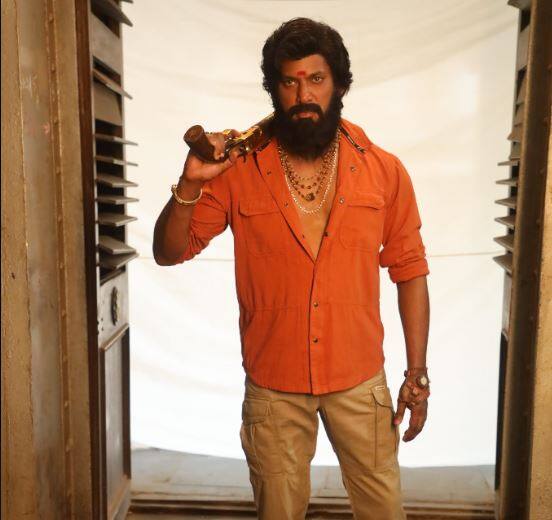 விஞ்ஞானியான சிரஞ்சீவி,(செல்வராகவன்) தொலைபேசி டைம் ட்ராவல் கருவியை கண்டுபிடிக்கிறார். இதன் மூலம் கடந்த காலத்திற்கு போன் பேசி எதிர்காலத்தை மாற்ற முடியும்.