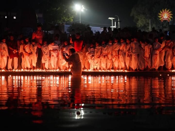Ayodhya shraddha performed for those who lost their lives in Ram Mandir Andolan 10 thousand lights illuminated ANN Ayodhya News: अयोध्या में राम मंदिर आंदोलनकारियों का श्राद्ध कर श्रद्धांजलि, सरयू तट पर जलाए गए 10 हजार दीपक