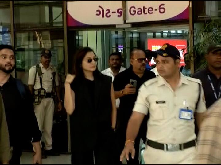 अहमदाबादमधील अनुष्काचे फोटो आणि व्हिडीओ सोशल मीडियावर व्हायरल होत आहेत.