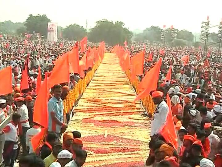 या सभेला राज्यभरातील मराठा बांधव उपस्थित असल्याचे चित्र पाहायला मिळत आहे.