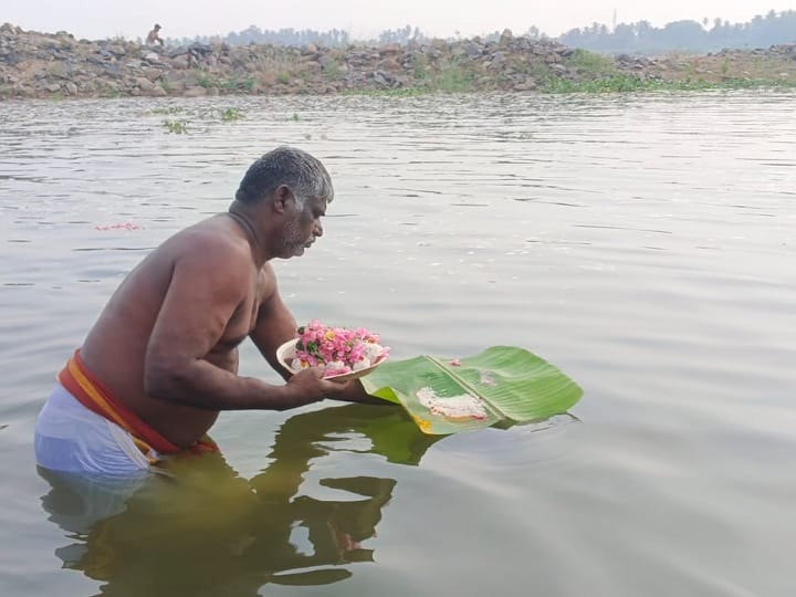 மகாளய அமாவாசை; கரூர் காவிரி ஆற்றில் முன்னோர்களுக்கு தர்ப்பணம்