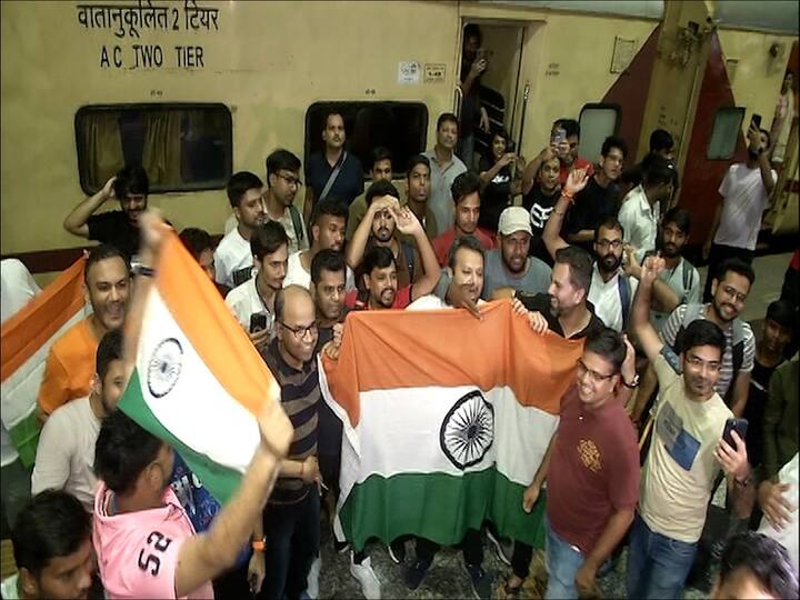 मुंबई सेंट्रलसह बोरीवली स्थानकातही क्रिकेटप्रेमींची गर्दी दिसून आली.