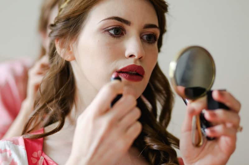 Skin Care Tips : मेकअप केल्यानंतर 2 तासांतच चेहरा निस्तेज होतो? 'हे' आहे यामागचं कारण; वाचा मेकअप करण्याची योग्य पद्धत Skin Care Tips facing dullness on face after two hours of makeup know the reasons marathi news Skin Care Tips : मेकअप केल्यानंतर 2 तासांतच चेहरा निस्तेज होतो? 'हे' आहे यामागचं कारण; वाचा मेकअप करण्याची योग्य पद्धत