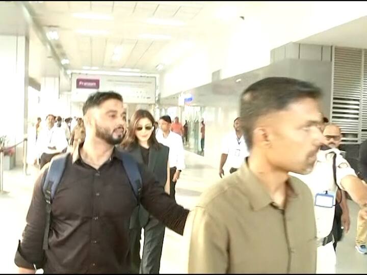 अहमदाबादमध्ये अनुष्काला पाहून क्रिकेटप्रेमींसह चाहत्यांचा आनंद गगनात मावेनासा झाला आहे.