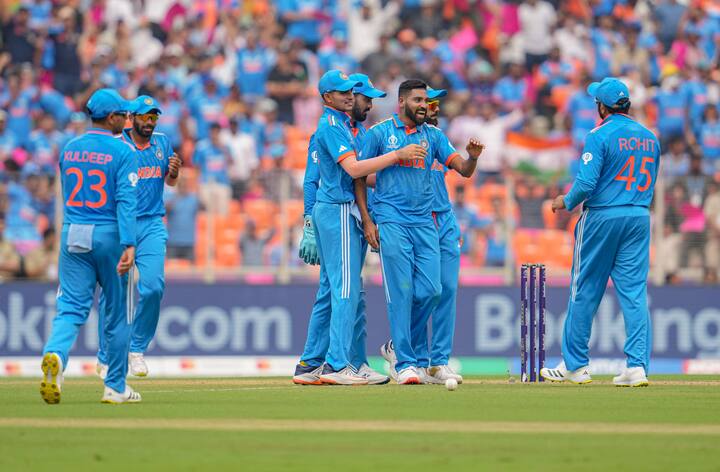 भारताचा कर्णधार रोहित शर्माने नाणेफेक जिंकून प्रथम गोलंदाजी करण्याचा निर्णय घेतला. पाहुण्या पाकिस्तान संघाने प्रथम फलंदाजी करताना अश्वासक सुरुवात केली. अब्दुलाह शफीक आणि इमाम यांनी भारतीय गोलंदाजाची छातीठोक सामना केला. 41 धावांची भागिदारी झाल्यानंतर सिराजने अब्दुलाह शफीक याला तंबूत धाडले. शफीक याला 20 धावांची खेळी करता आली. त्याने आपल्या या खेळीत 3 चौकार लगावले. त्यानंतर बाबर आझम आणि इमाम यांनी डाव सावरम्याचा प्रयत्न केला. पण हार्दिक पांड्याने इमामला तंबूचा रस्ता दाखवला. हार्दिक पांड्याने चेंडू टाकण्याआधी चेंडूवर काहीतरी केल्याचे दिसले.. हा फोटो व्हायरल होतोय. त्याने मंत्र फुकल्याचे अनेकजण म्हणत आहे. इमाम 36 धावांवर बाद झाला. यामध्ये त्याने सहा चौकार ठोकले.