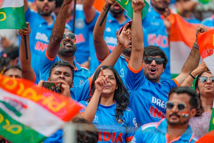 टीम इंडियाचे चाहते ब्लू जर्सीमध्ये दिसत आहेत. (Image Source : PTI)