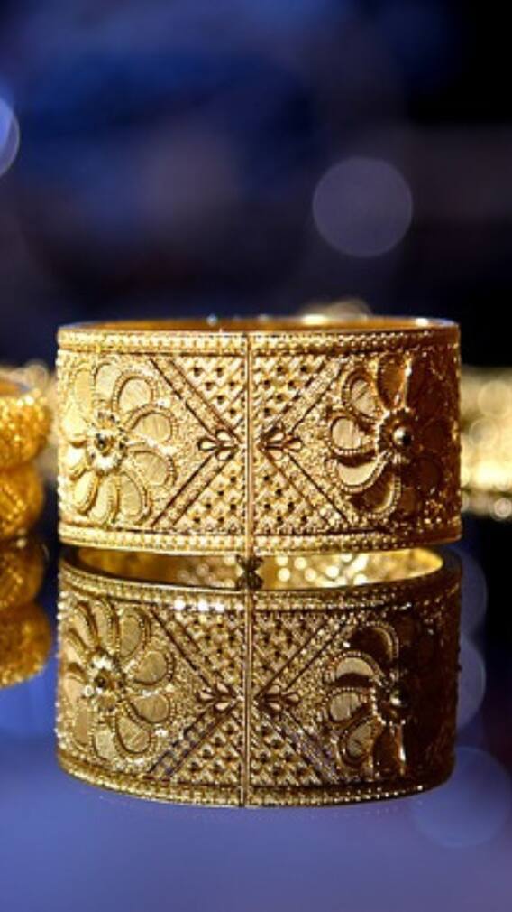 পুজোর আগে শেষ উইকএন্ডে গয়নায় নজর ? কত দাম সোনা-রুপোর ?