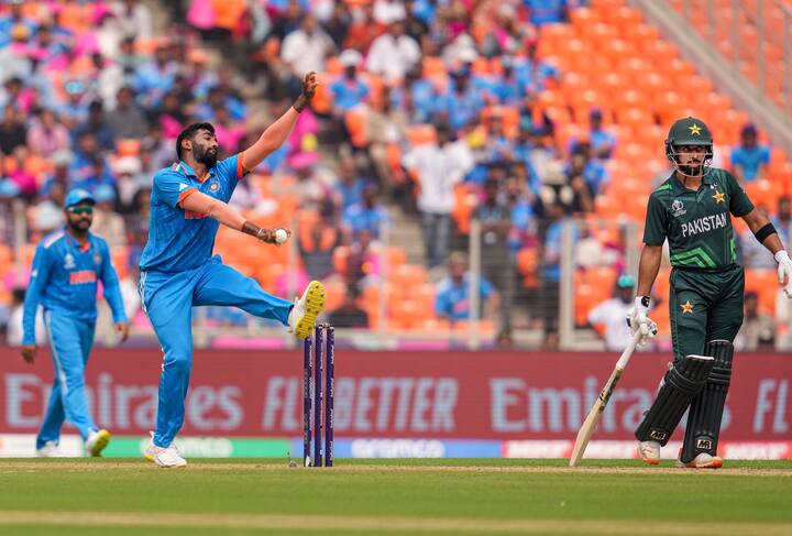 सेनापती बाबर आझम माघारी परतल्यानंतर सर्व जबाबदारी रिझवानच्या खांद्यावर होती. पण पाकिस्तानच्या इतर फलंदाजांनी साथ दिली नाही. एकापाठोपाठ एक विकेट फेकल्या. सौद शकील आणि इफ्तिखार यांनी एकापाठोपाठ एक विकेट फेकल्या. त्यानंतर मोहम्मद रिझवान याला बुमराहने त्रिफाळाचीत केले.