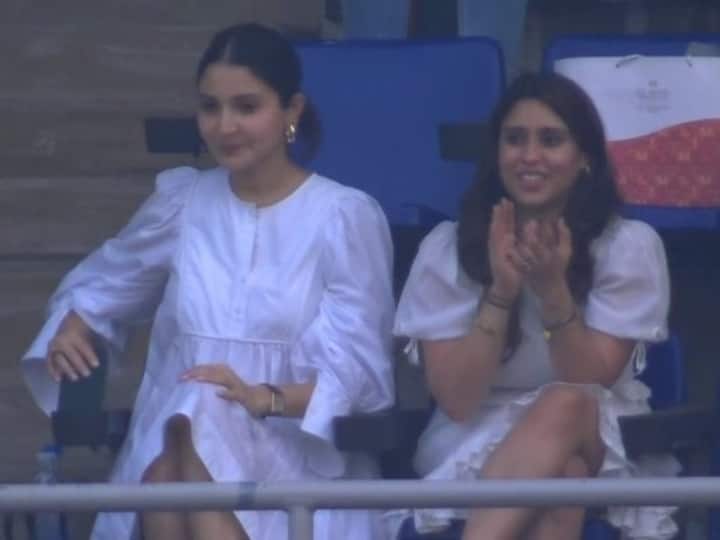 Virat Kohli Wife Anushka Sharma And Ritika Sajdeh IND vs PAK World Cup 2023 Sports News IND vs PAK: रोहित शर्मा की वाइफ ऋतिका सजदेह संग मैच देखती नजर आईं अनुष्का शर्मा, देखें वायरल तस्वीरें