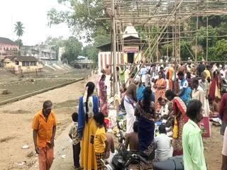 வறண்டு போன காவிரி; தர்ப்பணம் கொடுக்க முடியாமல் தவித்த பக்தர்கள் - மயிலாடுதுறையில் அவலம்