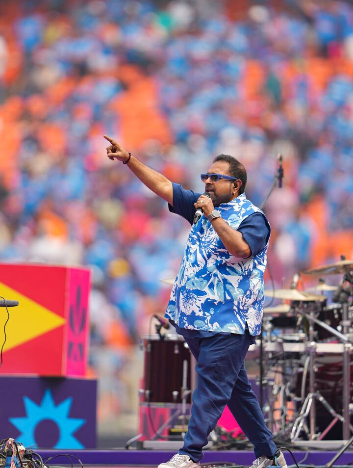 प्रख्यात गायक शंकर महादेवन यांनीही आपल्या गाण्यांचं सादरीकरण केलं आणि आसमंत फुलवला.