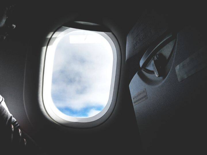 हमेशा से हवाई जहाज की विंडो गोल नहीं थी बल्कि पहले चौकोर विंडो भी हुआ करता था. पहले हवाई जहाज की गति कम होती थी और ज्यादा ऊंचाई पर भी नहीं उड़ती थी और इन सब कारण से ज्यादा ईंधन की खपत होती थी. इसलिए इसमें बदलाव किया गया.