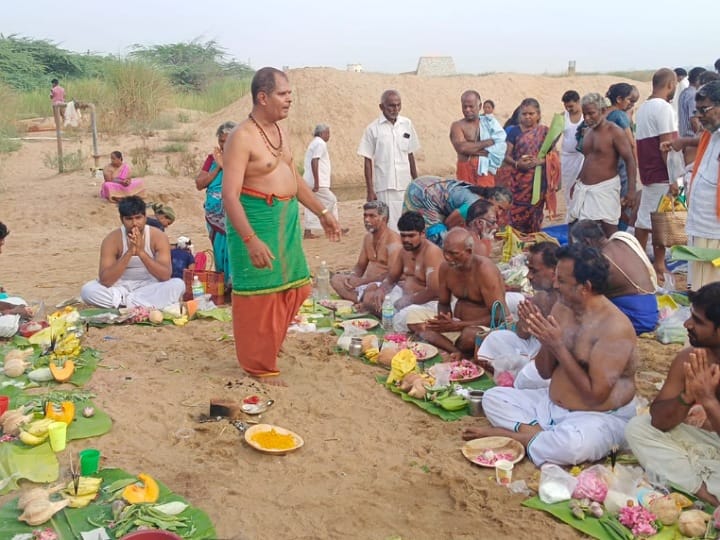 மகாளய அமாவாசை; கரூர் காவிரி ஆற்றில் முன்னோர்களுக்கு தர்ப்பணம்