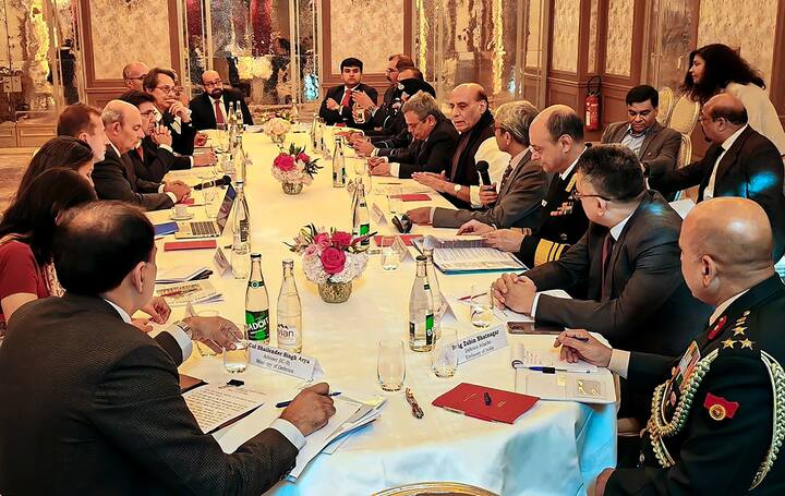 भारत के रक्षा मंत्री राजनाथ सिंह ने बुधवार (11 अक्टूबर) फ्रांस पहुंचे जहां पेरिस में पांचवें वार्षिक भारत-फ्रांस रक्षा संवाद में रक्षा औद्योगिक सहयोग बढ़ाने पर बातचीत की गई.