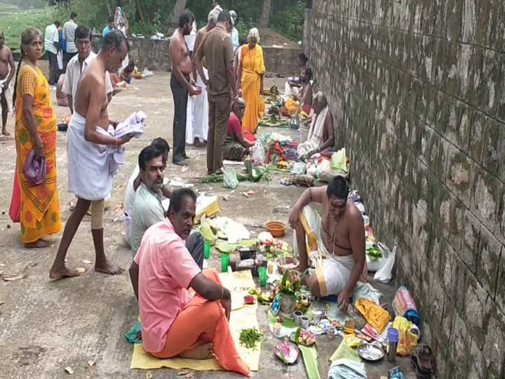 Mahalaya Amavasai 2023 Theni, Dindigul District Temples, people gather to offer titi to their ancestors TNN தேனி, திண்டுக்கல் மாவட்ட கோயில்களில் முன்னோர்களுக்கு திதி கொடுக்க குவிந்த மக்கள்