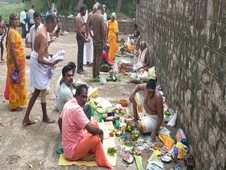 தேனி, திண்டுக்கல் மாவட்ட கோயில்களில் முன்னோர்களுக்கு திதி கொடுக்க குவிந்த மக்கள்