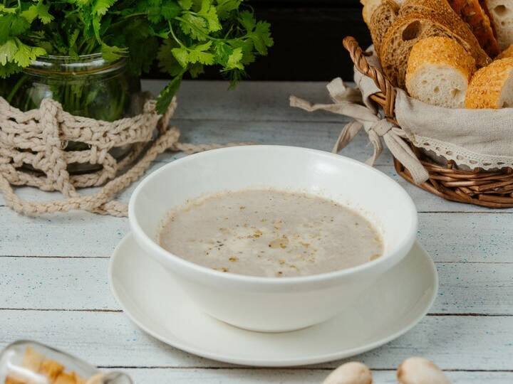 अब सूप में ताजी क्रीम डालें और सामग्री के साथ अच्छी तरह मिलाएँ. दो मिनट तक पकाएं और आंच बंद कर दें.अब सामग्री को मिश्रित करने के लिए एक इमर्शन ब्लेंडर का उपयोग करें या इसे पकने दें और ब्लेंडर जार में ब्लेंड करें.