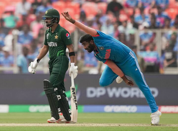 भारताच्या भेदक माऱ्यापुढे पाकिस्तानची फलंदाजी पत्त्याच्या बंगल्याप्रमाणे कोसळली. सेनापती बाबर आझम तंबूत परतल्यानंतर इतर सैनिकांनी भारताच्या गोलंदाजीपुढे शरणागती पत्कारली. पाकिस्तानचा संपूर्ण संघ 42.4 षटकात 191 धावांपर्यंत मजल मारु शकला.