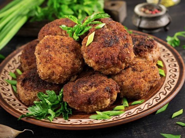 चना दाल वड़ा सबसे लोकप्रिय घरेलू व्यंजनों में से एक है, जो एक उत्तम स्नैक व्यंजन है. यह कुरकुरा व्यंजन विभिन्न अवसरों पर परोसा जा सकता है और लगभग हर चीज के साथ अच्छा लगता है। जो चीज इसे स्वाद कलियों के लिए एक अच्छा व्यंजन बनाती है