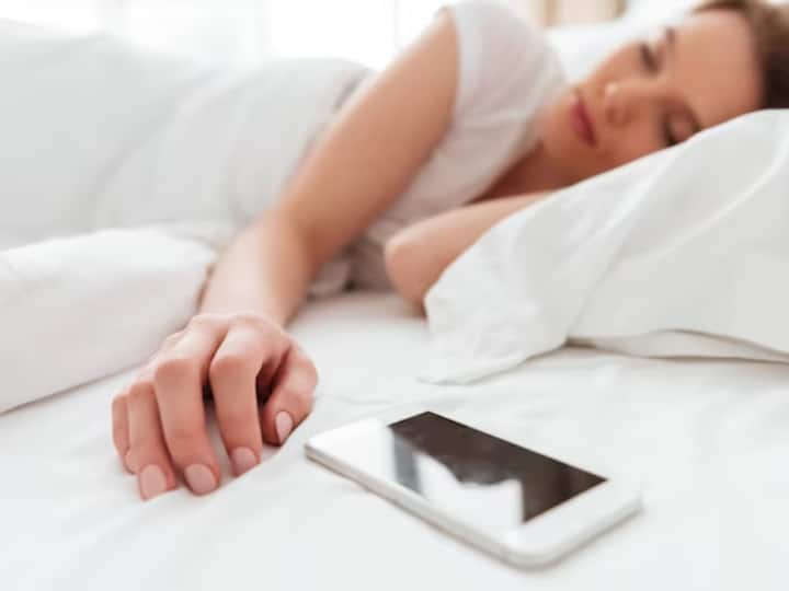 Sleeping Tips: Reasons To Avoid Using Your Phone in Bed Sleeping Tips: રાત્રે સૂતા અગાઉ ફોનમાં જોવો છો વેબ સીરિઝ, તો થઇ જાવ સાવધાન