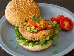 Baked Chicken Burgers Recipe: विकेंड पर बच्चों के लिए बनाना है कुछ खास, तो बेक्ड चिकन बर्गर है बेस्ट