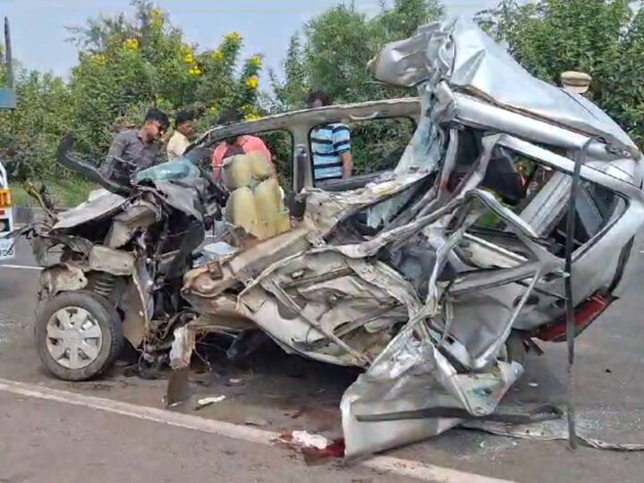 Accident near Karad on Pune Bangalore highway three killed including brother sister Maharashtra Pune Bengaluru Accident : भरधाव चारचाकीची ट्रकला मागून धडक, बहीण-भावासह तिघांचा मृत्यू, कराडजवळ भीषण अपघात