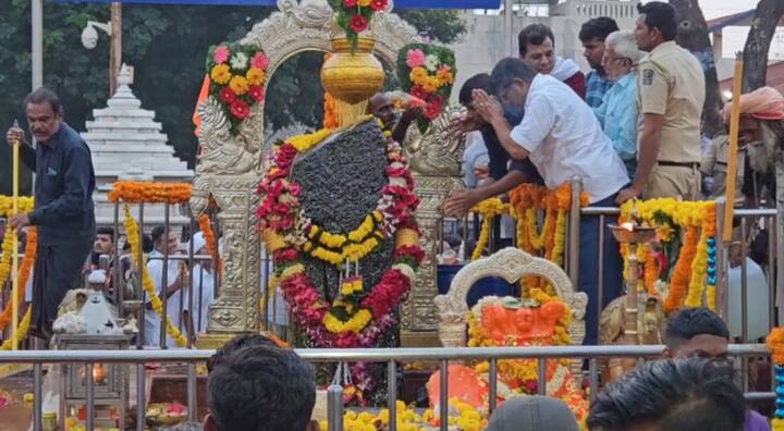 शिर्डीपासून 65 किलोमीटर अंतरावर असलेले शनी शिंगणापूर मंदिर हे प्रसिद्ध मंदिर आहे