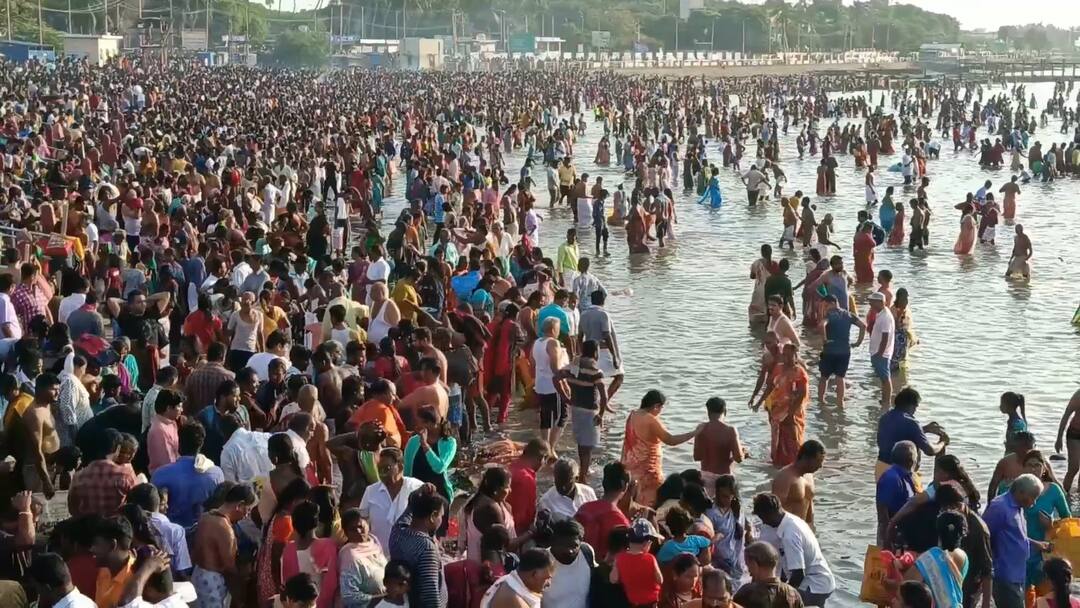 Mahalaya Amavasya 2023: மஹாளய அமாவாசை -  ராமேஸ்வரத்தில் திரண்ட ஆயிரக்கணக்கான பக்தர்கள்.!