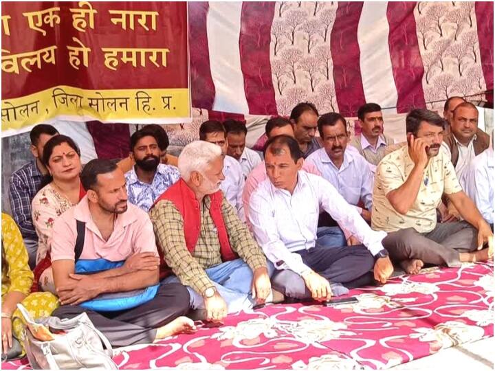 Himachal pradesh minister anirudh singh appeals government employees to end their strike ann Himachal Pradesh: हड़ताली कर्मचारियों को मनाने मंत्री अनिरुद्ध सिंह ने संभाला मोर्चा, कहा- 'राज्य को आपकी जरूरत, दफ्तर लौट आएं'