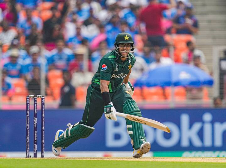 इमाम बाद झाल्यानंतर कर्णधार बाबर आझम आणि अनुभवी मोहम्मद रिझवान यांनी डावाची सुत्रे संभाळली. दोघांनी एकेरी दुहेरी धावसंख्या करत पाकिस्तानची धावसंख्या वाढवली. दोघांनाही भारतीय आक्रमणाचा खंबीरपणे सामना केला. दोघांनी अर्धशतकी भागिदारी केली, पाकिस्तानची धावसंख्याही 150 पार गेली. ही जोडी भारताची डोकेदुखी वाढवणार, असेच वाटत होते. त्याचवेळी रोहित शर्माने सिराजला बोलवले. मोहम्मद सिराजने कर्णधाराला निराश केले नाही. सिराजने अर्धशतक ठोकणाऱ्या बाबरला तंबूत पाठवले. सिरजाच्या चेंडूवर बाबर आझम त्रिफाळाचीत बाद झाला. बाबरने 58 चेंडूत सात चौकारांच्या मदतीने 50 धावा जोडल्या. बाबरची विकेट पडल्यानंतर पाकिस्तानचा डाव पत्त्याच्या बंगल्याप्रमाणे कोसळला.