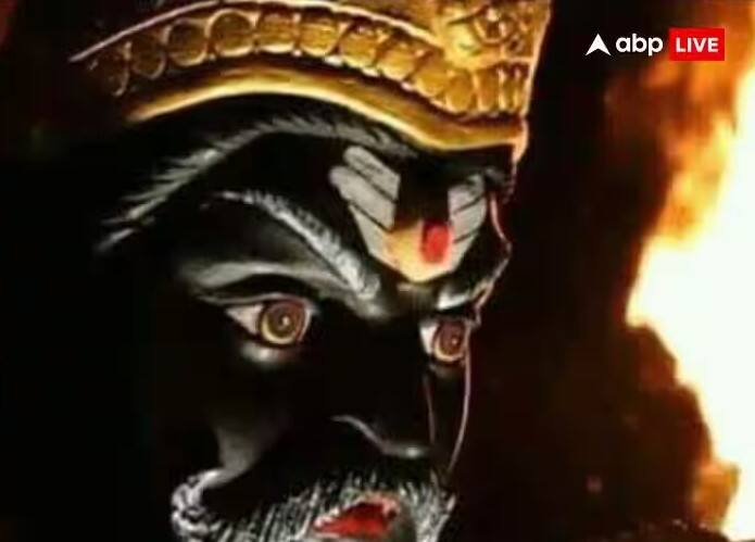 શનિશ્ચરી અમાવસ્યાના દિવસે સવારે અને સાંજે પીપળના વૃક્ષની પૂજા કરો. પીપળના ઝાડના મૂળમાં દૂધ અને પાણી અર્પિત કરો. આ પછી પીપળના પાંચ પાન પર પાંચ પ્રકારની મીઠાઈઓ મૂકીને પીપળના ઝાડ પાસે રાખો.