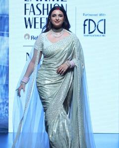 Parineeti Chopra Pics: मांग में सिंदूर लगाए, हाथ में चूड़ा पहन रैंप वॉक पर उतरीं परिणीति चोपड़ा, चड्ढा परिवार की बहू ने साड़ी में जीत लिया दिल