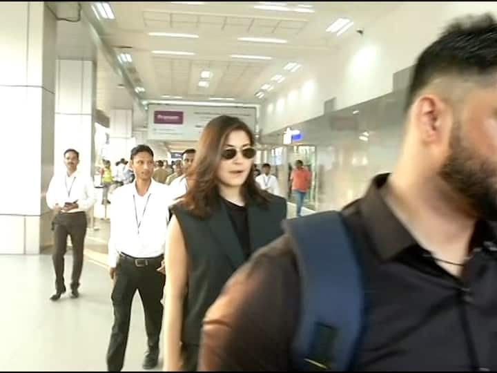 Anushka Sharma Arrives In Ahmedabad : भारत विरुद्ध पाकिस्तान सामना पाहायला अनुष्का शर्मा अहमदाबादला पोहोचली आहे.