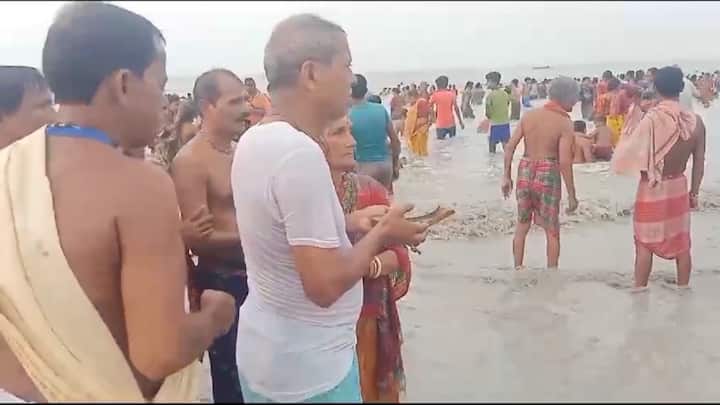 মহালয়া সেই অর্থে এমনই একটা নির্দিষ্ট দিন, যেদিনে সমস্ত প্রয়াত জনের স্মরণ-তর্পণ করা যায়। মহালয়া সম্বন্ধে আরও একটা শাস্ত্রপ্রসিদ্ধ কথা হল— এটা সেই রকম একটা দিন যখন সমস্ত পিতৃ-মাতৃ পুরুষেরা নিজেদের আবাস ছেড়ে নেমে আসেন উত্তর পুরুষের কাছাকাছি।