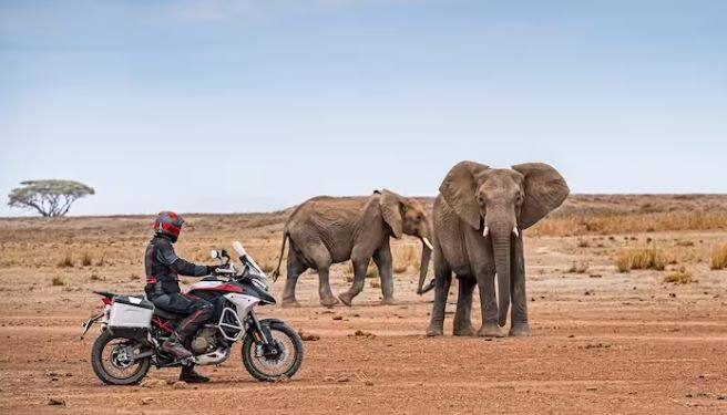 Ducati Multistrada V4 Rally Bike ਵਿੱਚ 6.5 ਇੰਚ TFT ਕਲੱਸਟਰ, ਮੈਪ ਨੈਵੀਗੇਸ਼ਨ, ਫੋਨ ਕਾਲ ਅਤੇ ਮਿਊਜ਼ਿਕ ਪਲੇਬੈਕ, ਇੰਟਰਕਾਮ ਸਿਸਟਮ ਨਾਲ ਲੈਸ ਹੈਲਮੇਟ, ਕਾਰਨਰਿੰਗ ABS, ਡੁਕਾਟੀ ਵ੍ਹੀਲੀ ਕੰਟਰੋਲ ਅਤੇ ਟ੍ਰੈਕਸ਼ਨ ਕੰਟਰੋਲ ਵਰਗੀਆਂ ਵਿਸ਼ੇਸ਼ਤਾਵਾਂ ਹਨ।