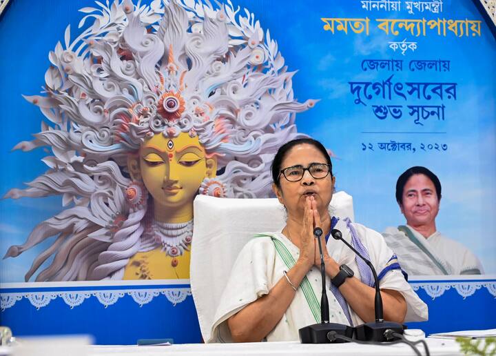 पश्चिम बंगाल की मुख्यमंत्री ममता बनर्जी गुरुवार (12 अक्टूबर) ने कोलकाता में दुर्गा पूजा बोनस की घोषणा की.