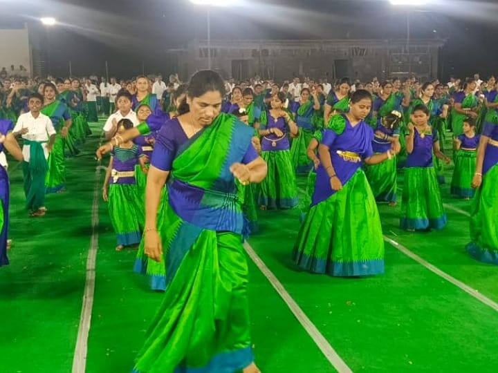 Karur news girls danced to Karupanna Swami song in rage and aggression TNN ஆவேசத்தில் ஆக்ரோஷத்தில் கருப்பண்ண சுவாமி பாடலுக்கு நடனம் ஆடிய பெண்கள்