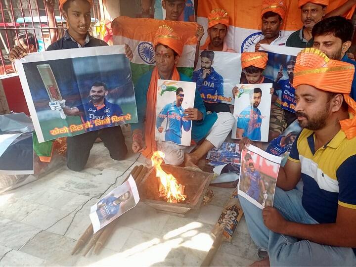 भारत और पाकिस्तान के बीच अहमदाबाद में शनिवार को (14 अक्टूबर) दोपहर 2 बजे से मैच खेला जाएगा. नरेंद्र मोदी स्टेडियम (अहमदाबाद) में सुबह से ही दर्शक पहुंच रहे हैं. इस क्रम में पटना में भारत और पाकिस्तान के मैच शुरू होने से पहले क्रिकेट प्रेमियों ने हवन पूजन किया.