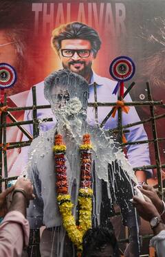 முன்னாள் மத்திய அமைச்சர் பொன் ராதாகிருஷ்ணனை சந்தித்த நடிகர் ரஜினிகாந்த்!