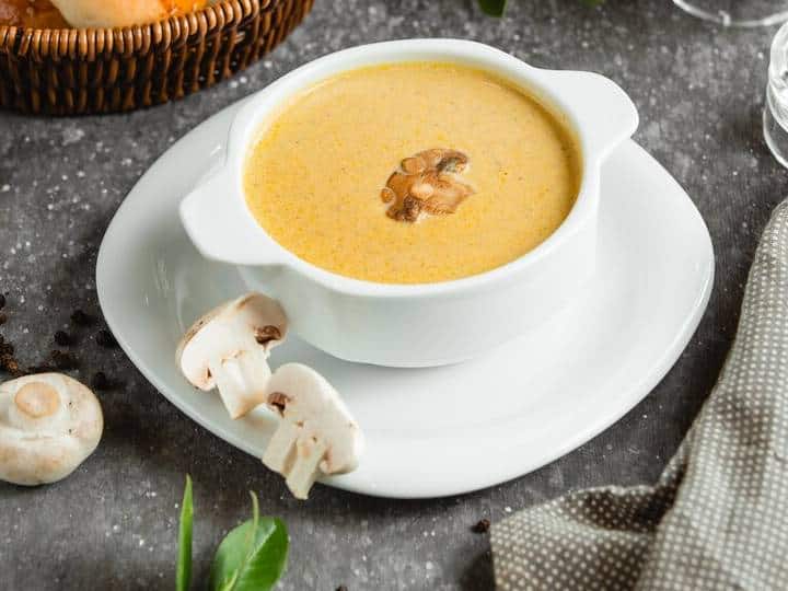 सर्दियां करीब हैं और सूप एक आदर्श आरामदायक खाना है जो आपको अंदर तक गर्म रखता है.