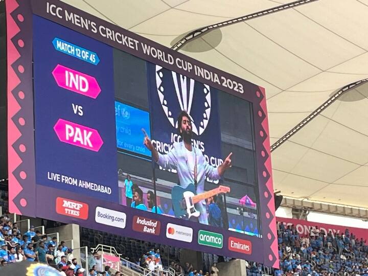 ODI World Cup 2023 singer Arijit Singh sets the stage on fire by his performance in Narendra Modi Stadium before IND vs PAK match watch video Watch: भारत-पाक मैच से पहले अरिजीत सिंह ने स्टेज पर लगाई आग, वीडियो में देखें किस तरह जमाया माहौल