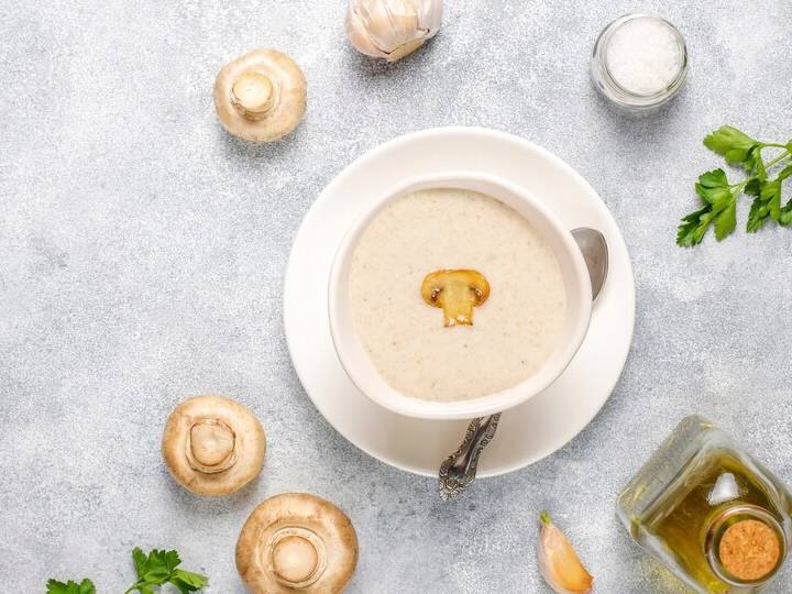 एक बड़े बर्तन में जैतून का तेल गर्म करें. जीरा डालें और तड़कने दें. अब इसमें कटा हुआ प्याज डालकर एक मिनट तक भूनें. इसमें मोटे तौर पर कटा हुआ लहसुन डालें और एक मिनट तक और भूनें.