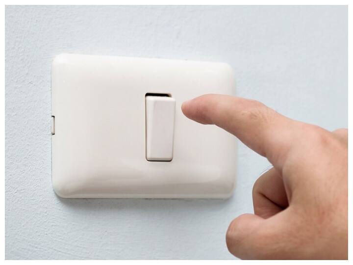 सबसे पहले एक बाउल में पानी गर्म करें. फिर इस पानी में थोड़ा सा शैंपू मिलाएं. अब एक स्पंज लें और इसे शैंपू वाले पानी में कुछ देर के लिए भिगो दें. इसके बाद इस नम स्पंज से स्विचबोर्ड की हल्की साफ-सफाई करें