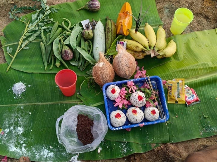 மகாளய அமாவாசை; கரூர் காவிரி ஆற்றில் முன்னோர்களுக்கு தர்ப்பணம்