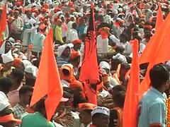 जरांगे पाटलांच्या मातोश्री व्यासपीठावर; सभास्थळी जमलेल्या मराठा आंदोलकांना हात उंचावून केलं अभिवादन