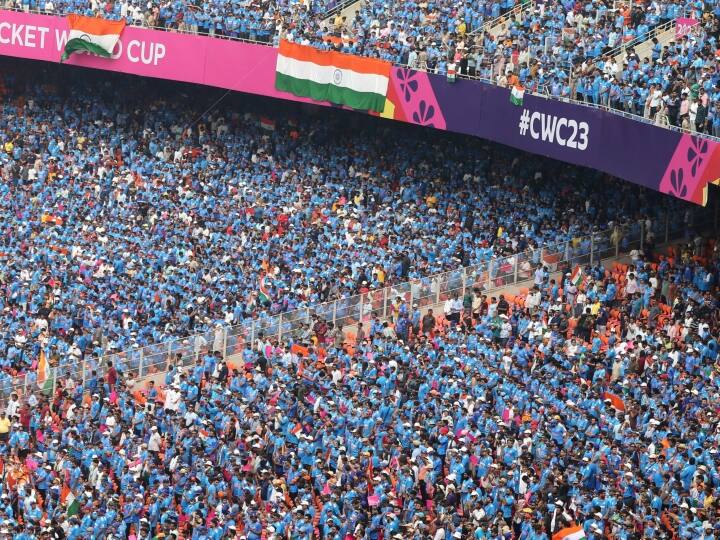 ODI World Cup 2023 IND vs PAK: वनडे वर्ल्ड कप 2023 का 12वां मुकाबला भारत और पाकिस्तान के बीच अहमदबाद के नरेंद्र मोदी स्टेडियम में खेला जा रहा है. इस मैच के लिए भारी तादाद में दर्शक पहुंचे हैं.